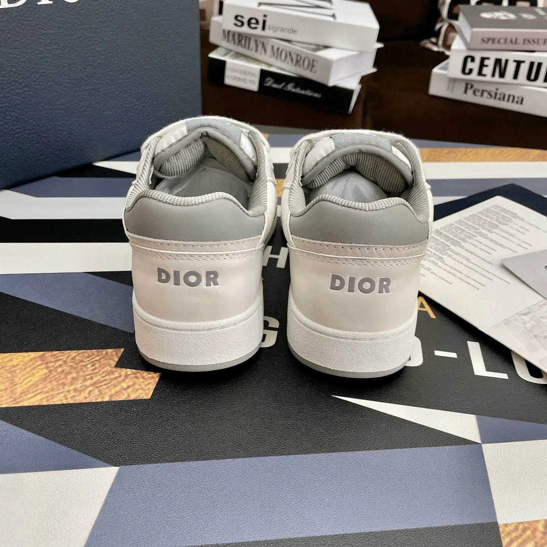 👟👟Ex-factory price 480👟👟 .(3D printing +20) Dior Dior🔥Counter genuine 1-1 top version (you can compare with the original version) The top version is made not blown out👍 👫Contrast color positioning and splicing design! Fashionable and casual personality! Look like a goddess on your feet! Simple line design, three-dimensional cutting, super invincible and stylish, looks good no matter how you match it. The super popular elements and colors make the whole set youthful and beautiful. It can easily catch the eye in the crowd. It is casual, comfortable, fashionable and versatile, a high-quality casual suit with no sense of age. ✅Fabrics: imported first-layer cowhide + high-tech laser technology. ✅Inner lining: imported transparent silk fabric. ✅Feet: original molded feet. ✅Outsole: original molded 1:1 two-color T👟👟factory price U outsole ✅Method: original 1:1 full set of lasts ✅Female size: 35～40 ✅Male size: 38～45
